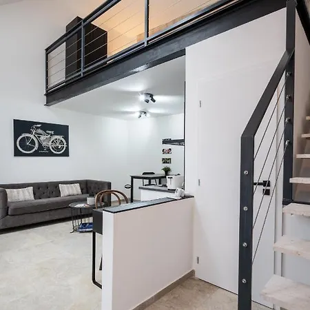 Station With Gallery Apartment Budapest