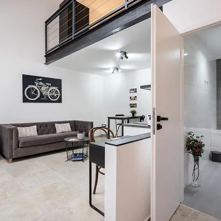 Station With Gallery Apartment *